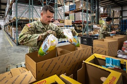 Kentucky Guardsmen volunteer at food bank