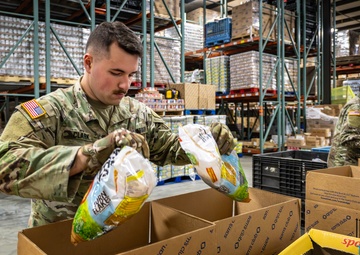 Kentucky National Guard supports Louisville food bank