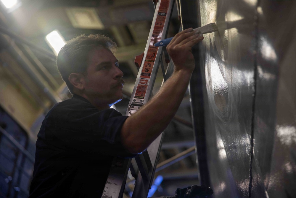 Maintenance aboard USS Fort Lauderdale