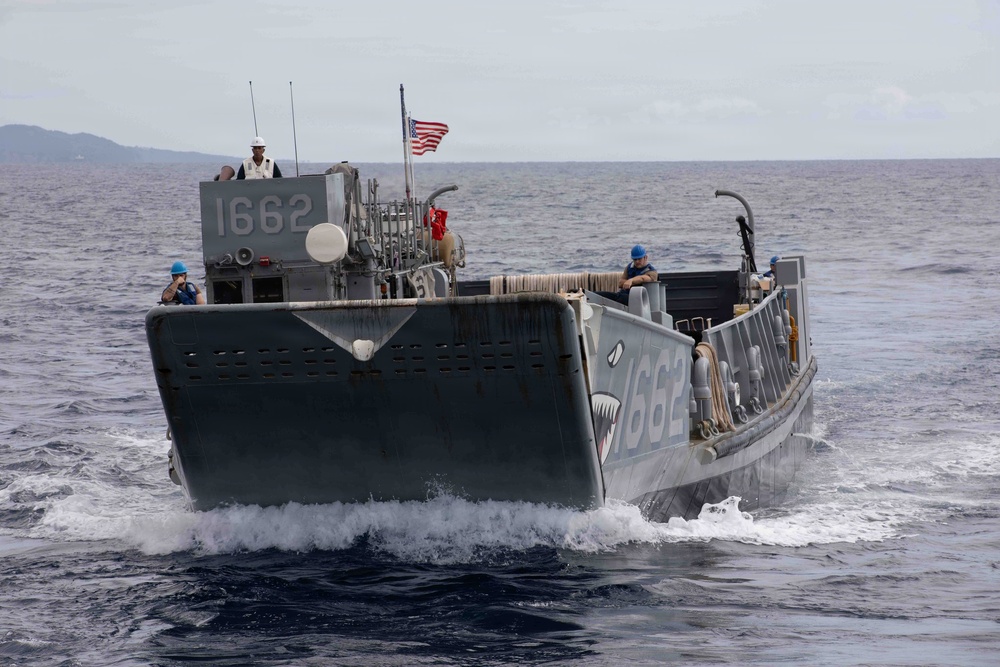 USS Fort Lauderdale Conducts Amphibious Landing Operation