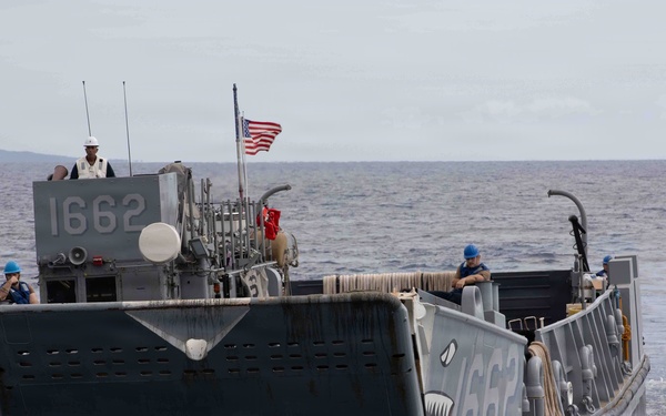 USS Fort Lauderdale Conducts Amphibious Landing Operation