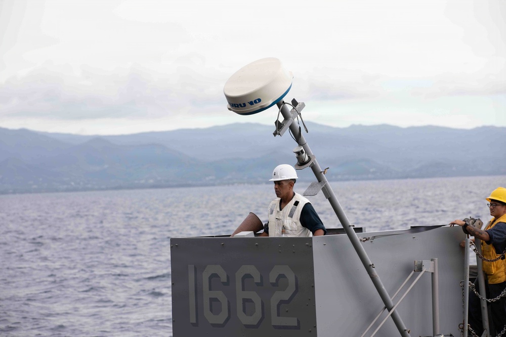 USS Fort Lauderdale Conducts Amphibious Landing Operation