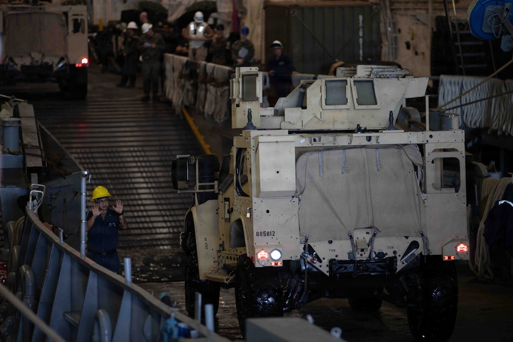 USS Fort Lauderdale Conducts Amphibious Landing Operation