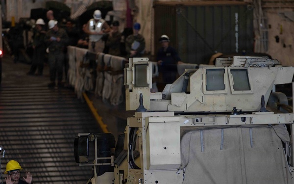 USS Fort Lauderdale Conducts Amphibious Landing Operation