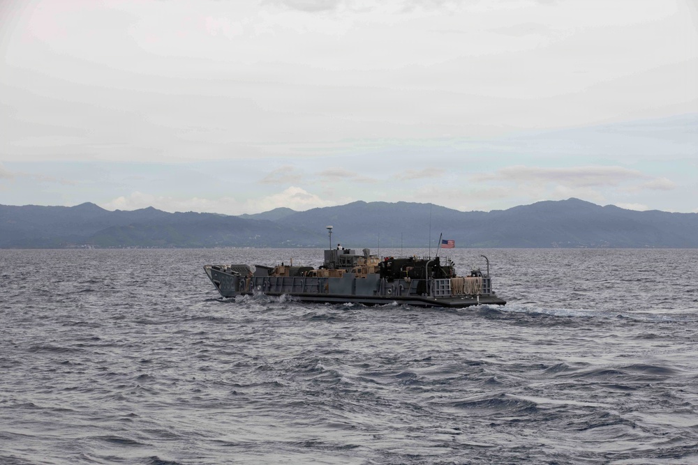 USS Fort Lauderdale Conducts Amphibious Landing Operation