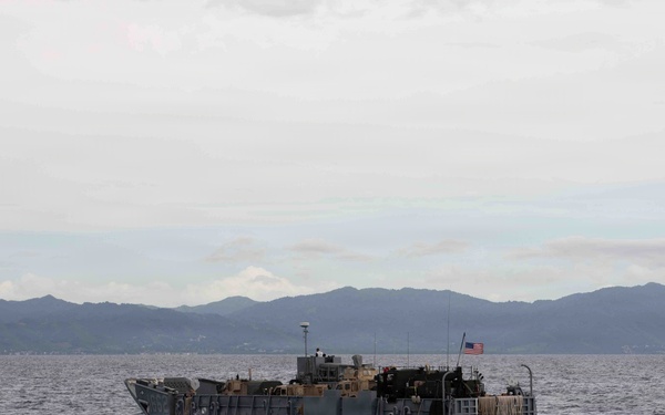 USS Fort Lauderdale Conducts Amphibious Landing Operation