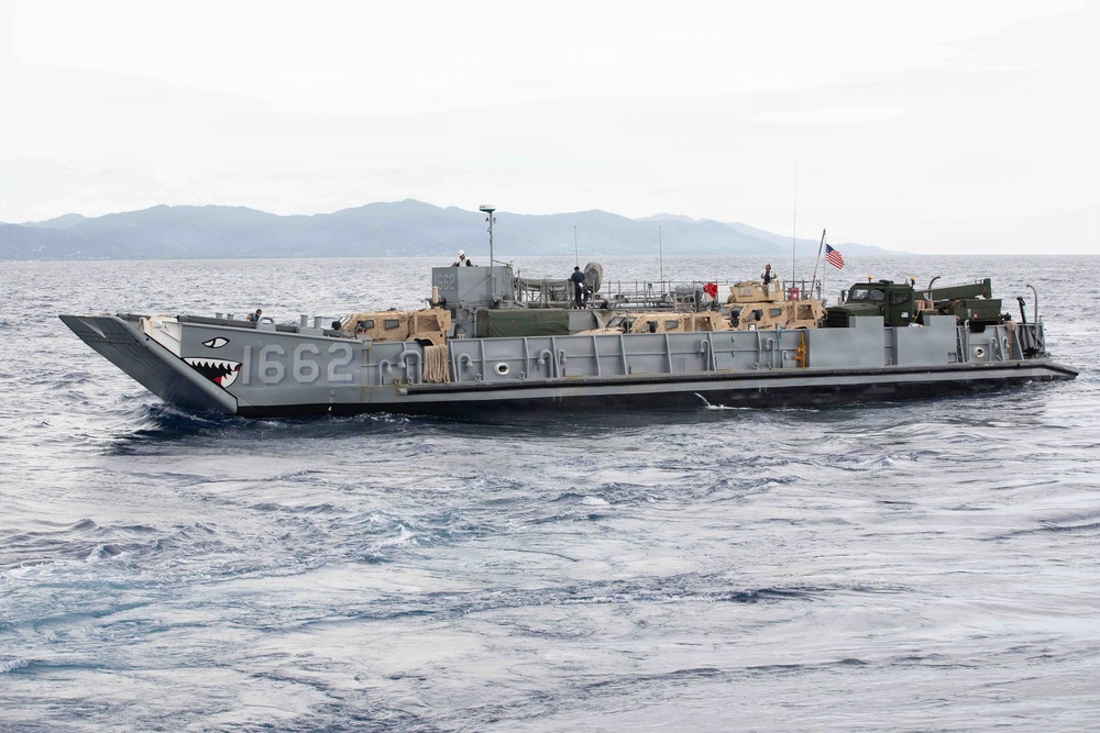USS Fort Lauderdale Conducts Amphibious Landing Operation