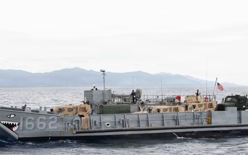USS Fort Lauderdale Conducts Amphibious Landing Operation