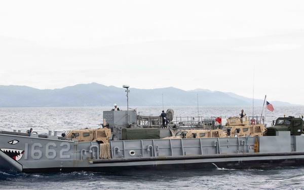 USS Fort Lauderdale Conducts Amphibious Landing Operation