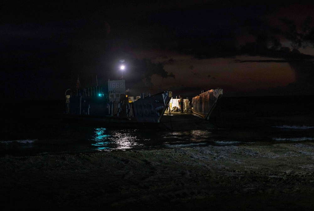 USS Fort Lauderdale Conducts Amphibious Landing Operation