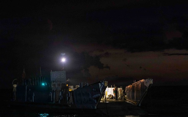 USS Fort Lauderdale Conducts Amphibious Landing Operation