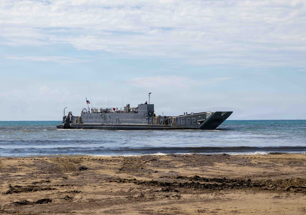 USS Fort Lauderdale Conducts Amphibious Landing Operation