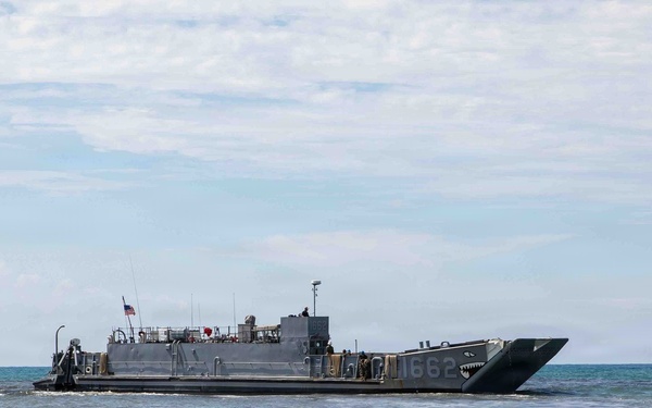 USS Fort Lauderdale Conducts Amphibious Landing Operation