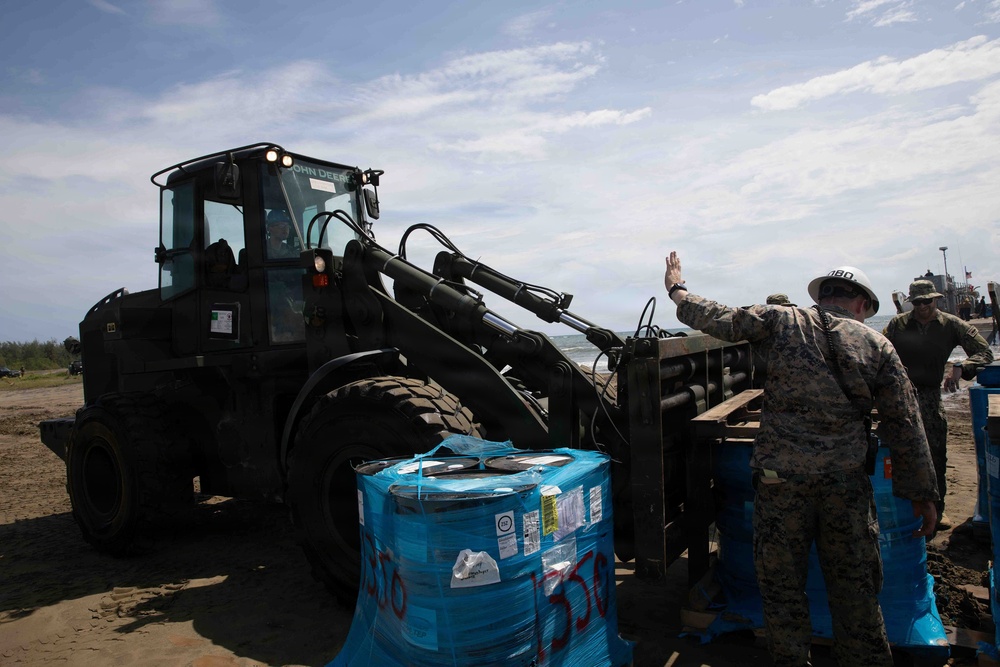 USS Fort Lauderdale Conducts Amphibious Landing Operation