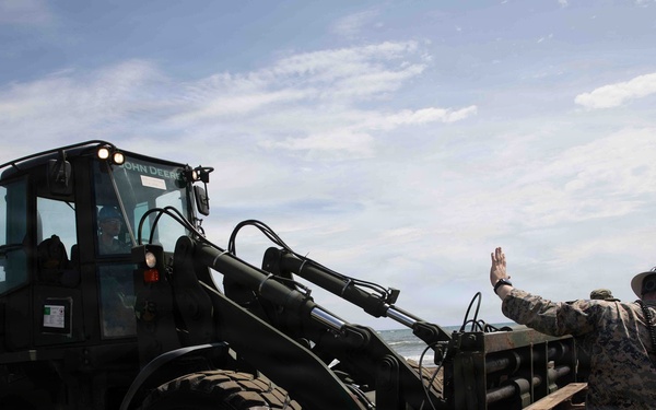 USS Fort Lauderdale Conducts Amphibious Landing Operation
