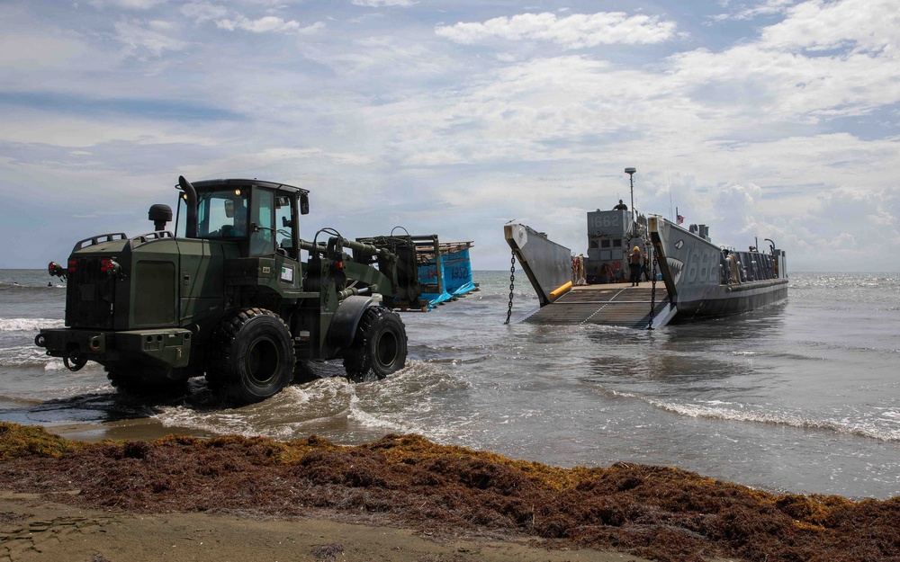 USS Fort Lauderdale Conducts Amphibious Landing Operation