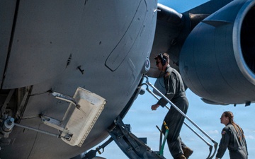 Pilots Conduct Touch-and-Go Training for the C-17 Globemaster III