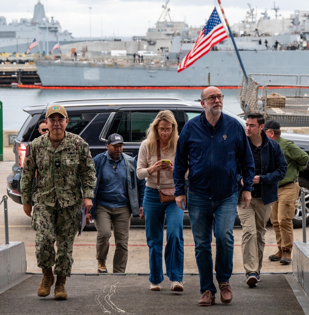 OMB visits USS Essex