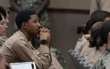 COMNAVSURFLANT Hosts Junior Oﬃcer Training Symposium at Mayport