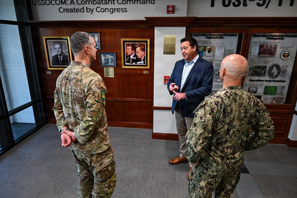 USSOCOM hosts EUCOM commander
