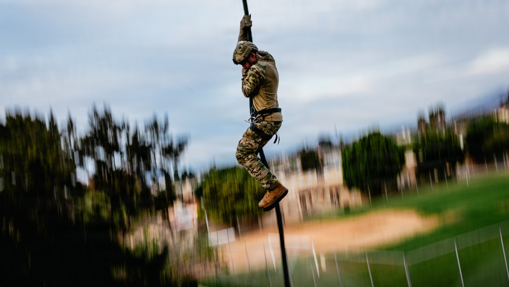 EODTEU-1 Conducts Helicopter Rope Suspension Technique Training