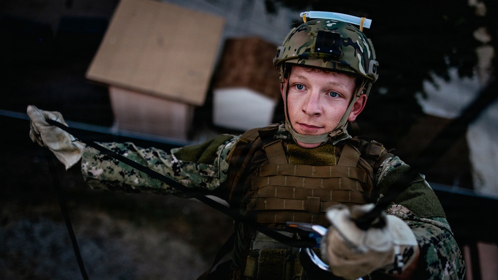 EODTEU-1 Conducts Helicopter Rope Suspension Technique Training