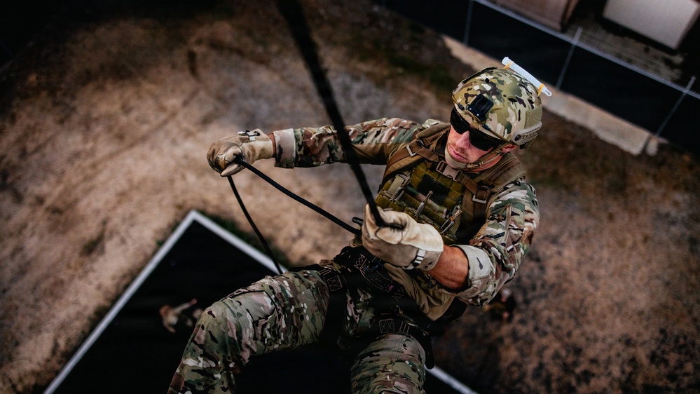 EODTEU-1 Conducts Helicopter Rope Suspension Technique Training
