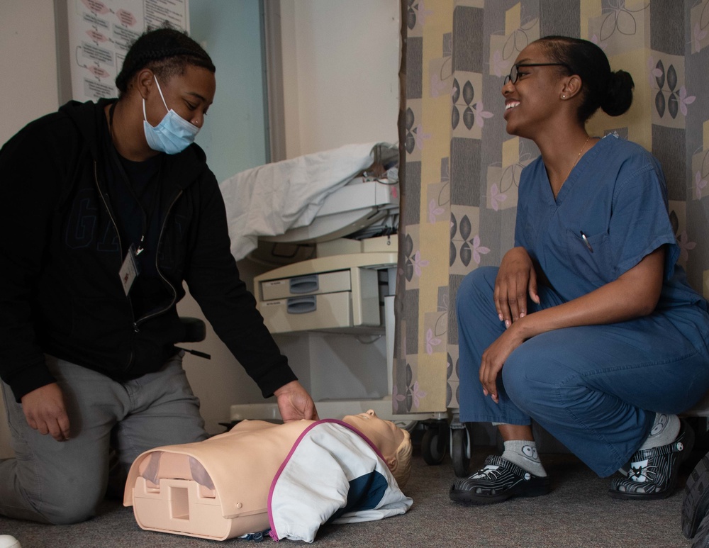 Manor High School STEM Students Visit Naval Medical Center Portsmouth (NMCP) Simulation Center