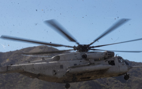 V1/1 Marines complete Verticle Assault Course