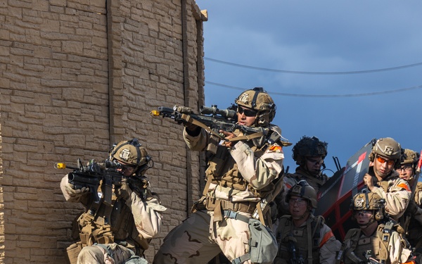 V1/1 Marines complete Verticle Assault Course