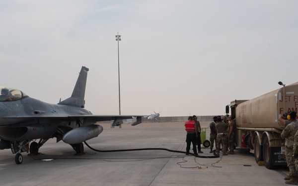 F-16C Fighting Falcon hot-pit refueling