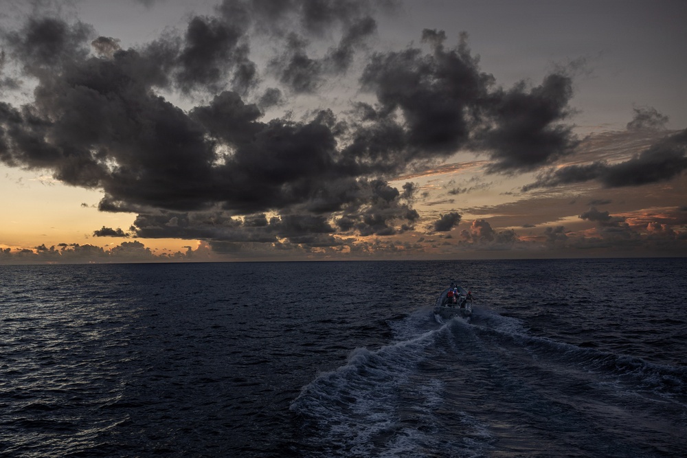 USS Mahan Conducts Small Boat Operations