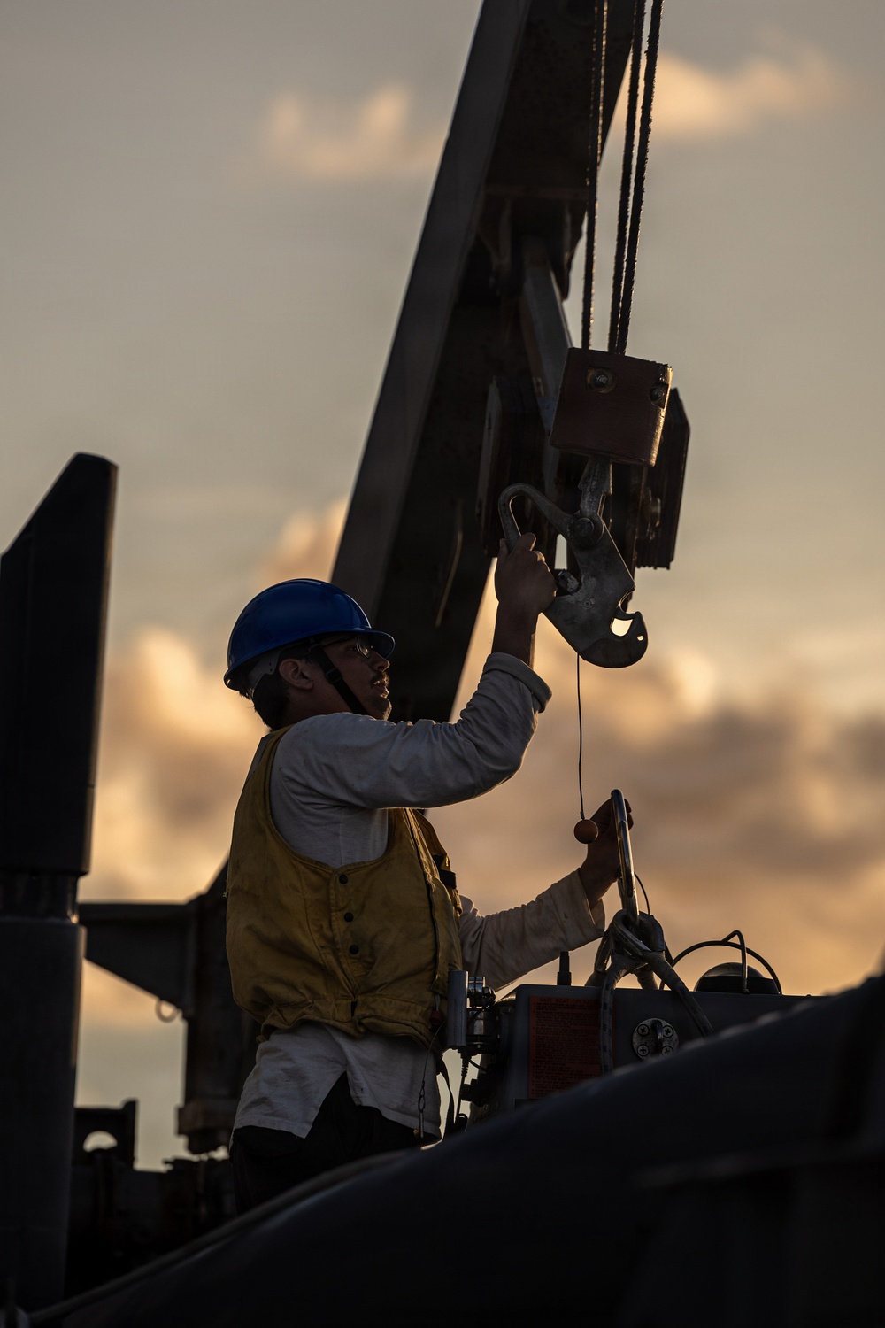 USS Mahan Conducts Small Boat Operations