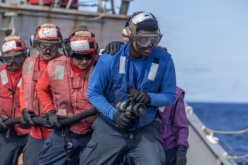USS Mahan Conducts Aviation Fire Fighting Drill