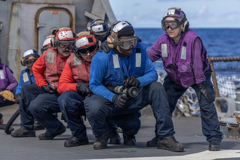USS Mahan Conducts Aviation Fire Fighting Drill