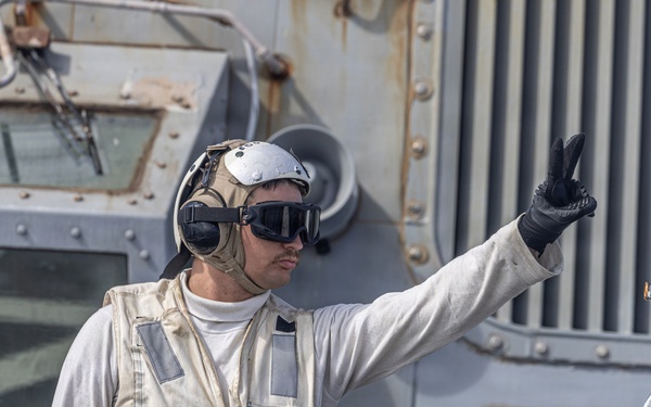 USS Mahan Conducts Aviation Fire Fighting Drill