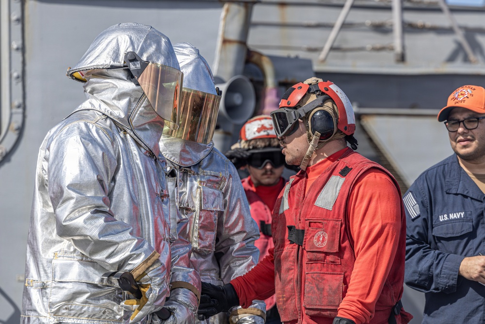 USS Mahan Conducts Aviation Fire Fighting Drill