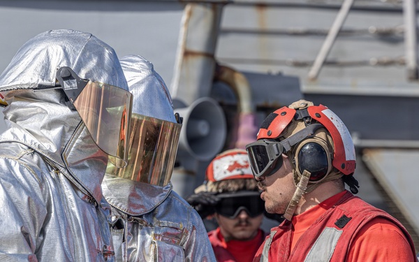 USS Mahan Conducts Aviation Fire Fighting Drill