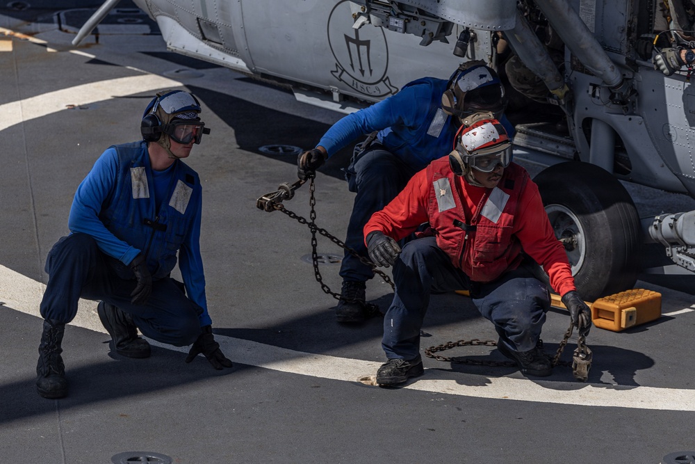 USS Mahan Conducts Flight Quarters
