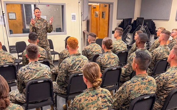 SMMC Ruiz visits MCRD San Diego