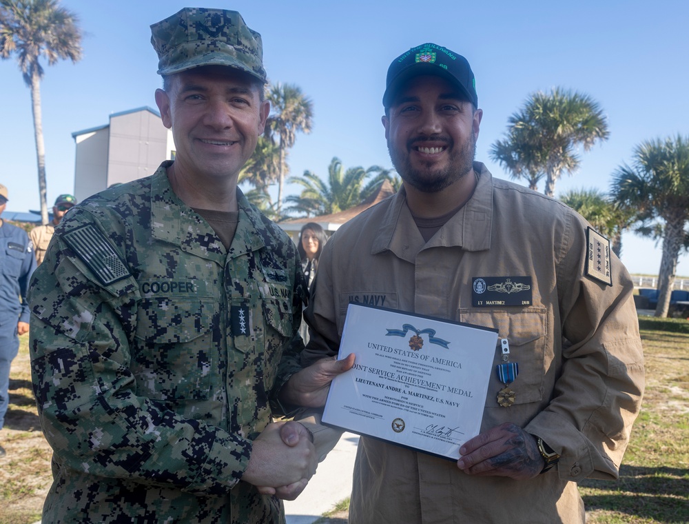 Adm. Brad Cooper, Presents Joint Awards with “R” Device to USS The Sullivans (DDG 68)