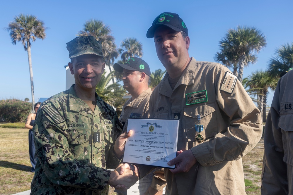 Adm. Brad Cooper, Presents Joint Awards with “R” Device to USS The Sullivans (DDG 68)