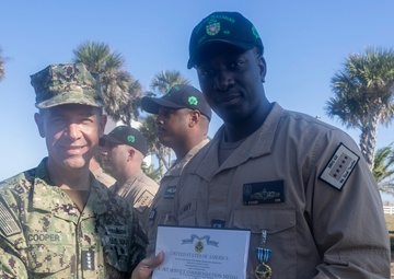 Adm. Brad Cooper, Presents Joint Awards with “R” Device to USS The Sullivans (DDG 68)