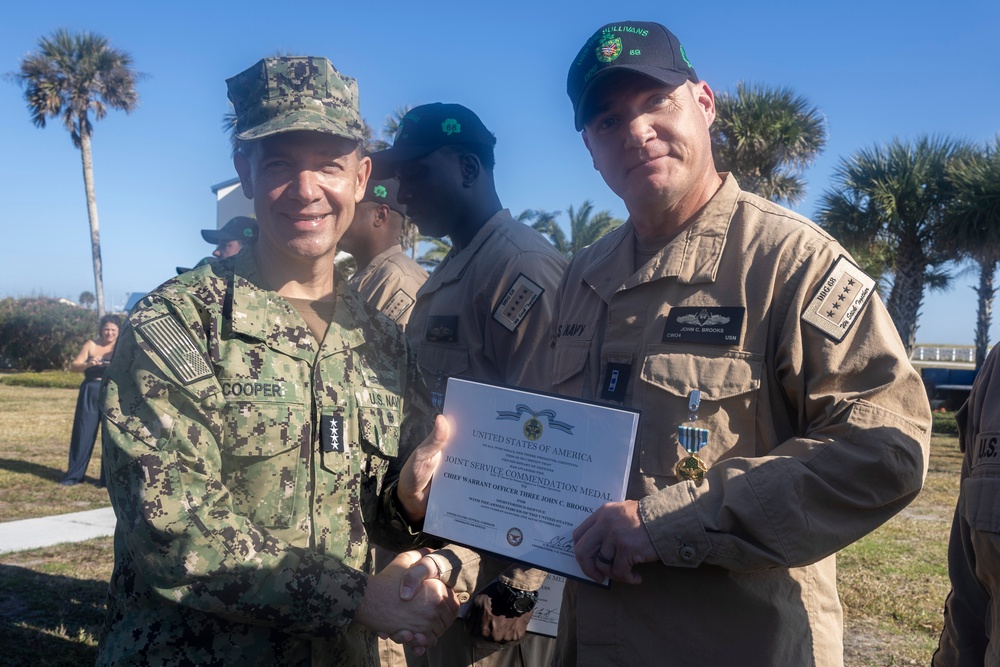 Adm. Brad Cooper, Presents Joint Awards with “R” Device to USS The Sullivans (DDG 68)