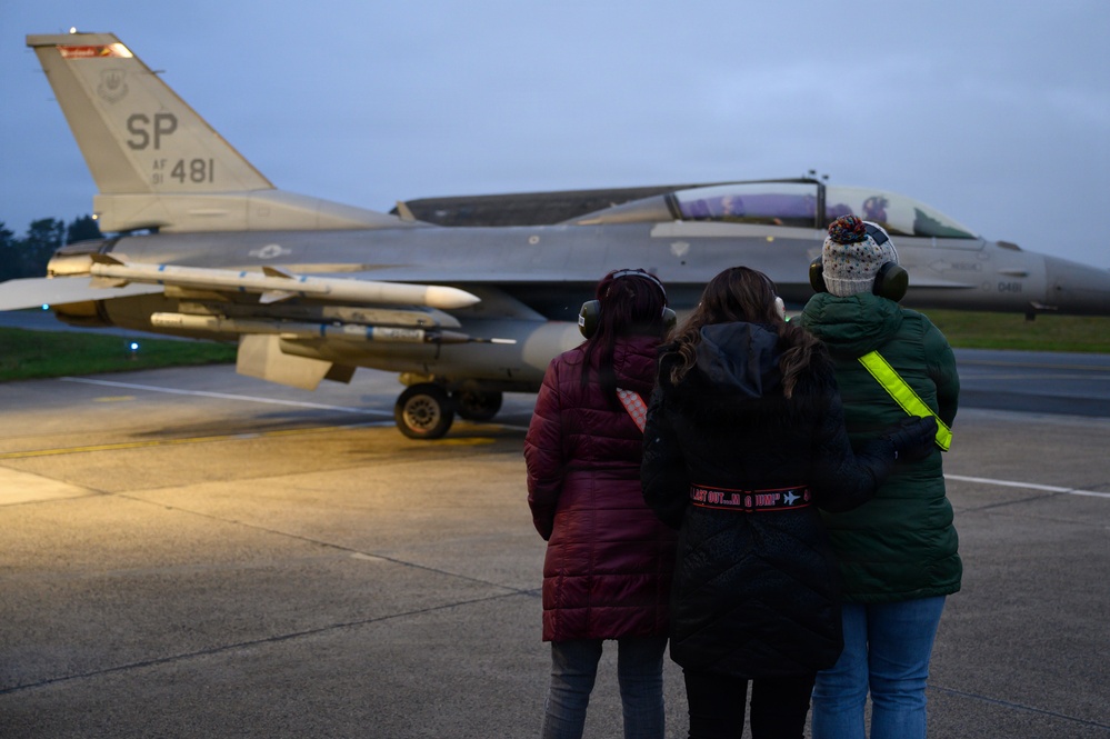 480th FGS spouses experience a day-in-the-life of Warhawk maintainers