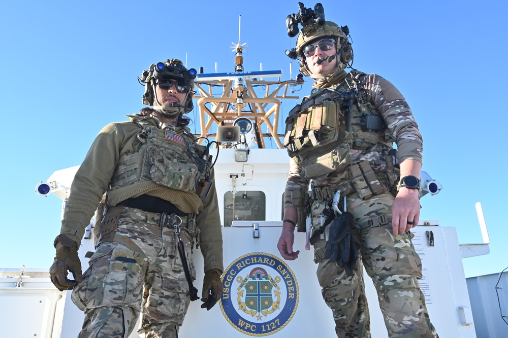 Coast Guard Maritime Security Response Team – East conducts boarding team delivery training at sea with Coast Guard, Navy assets