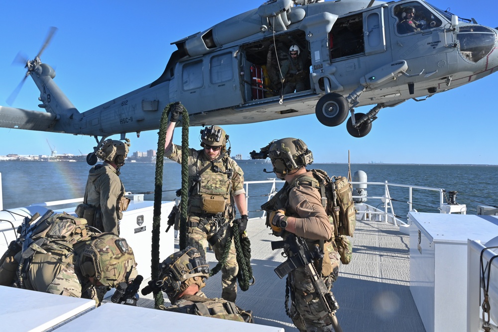 Coast Guard Maritime Security Response Team – East conducts boarding team delivery training at sea with Coast Guard, Navy assets