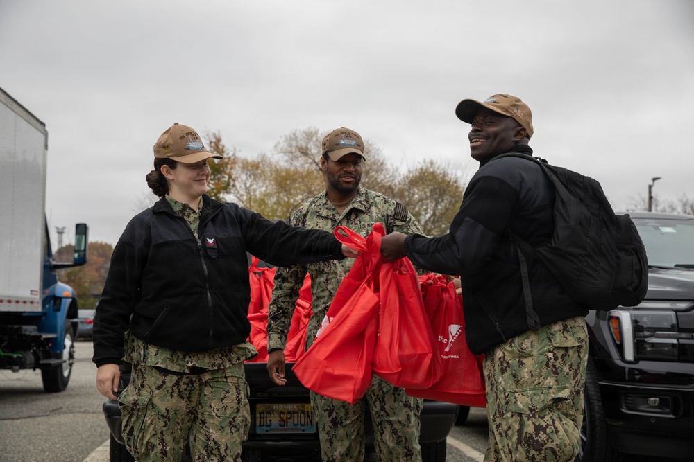 Sailors distribute meals for thanksgiving