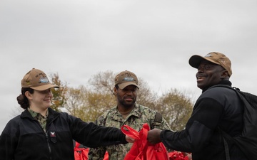 Sailors distribute meals for thanksgiving