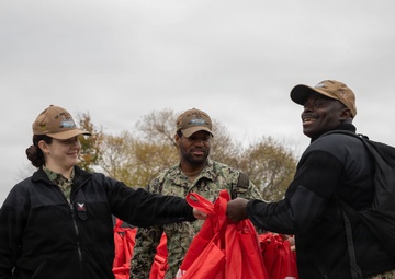 Sailors distribute meals for thanksgiving
